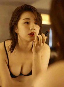 ​尤物柳百合菜魅惑登场！性感曲线勾勒好身材，独家写真震撼全网！