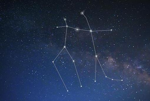 双子女喜欢一个人的时候有哪些表现