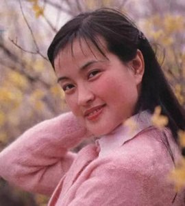 ​“不老女神”刘晓庆：23岁爆红，却在事业红火入狱，后来重回巅峰