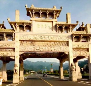 ​九华山：中国四大佛教名山之一，地藏王菩萨的道场，人称莲花佛国