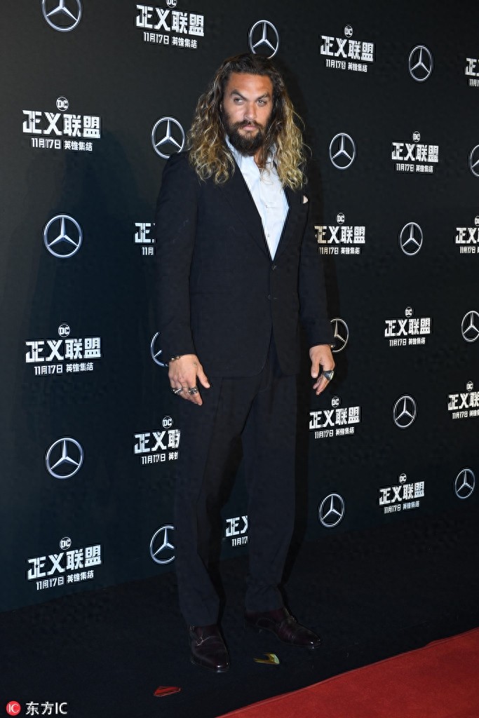 “神奇女侠”盖尔加朵吊带裙露傲人身材，海王长发飘逸似徐锦江