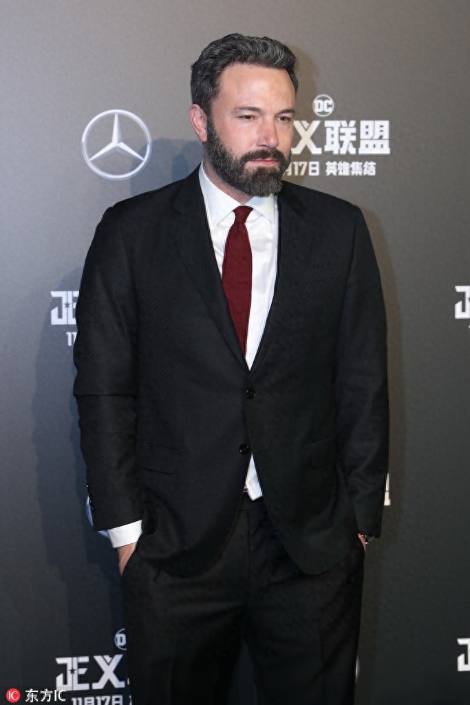 “神奇女侠”盖尔加朵吊带裙露傲人身材，海王长发飘逸似徐锦江