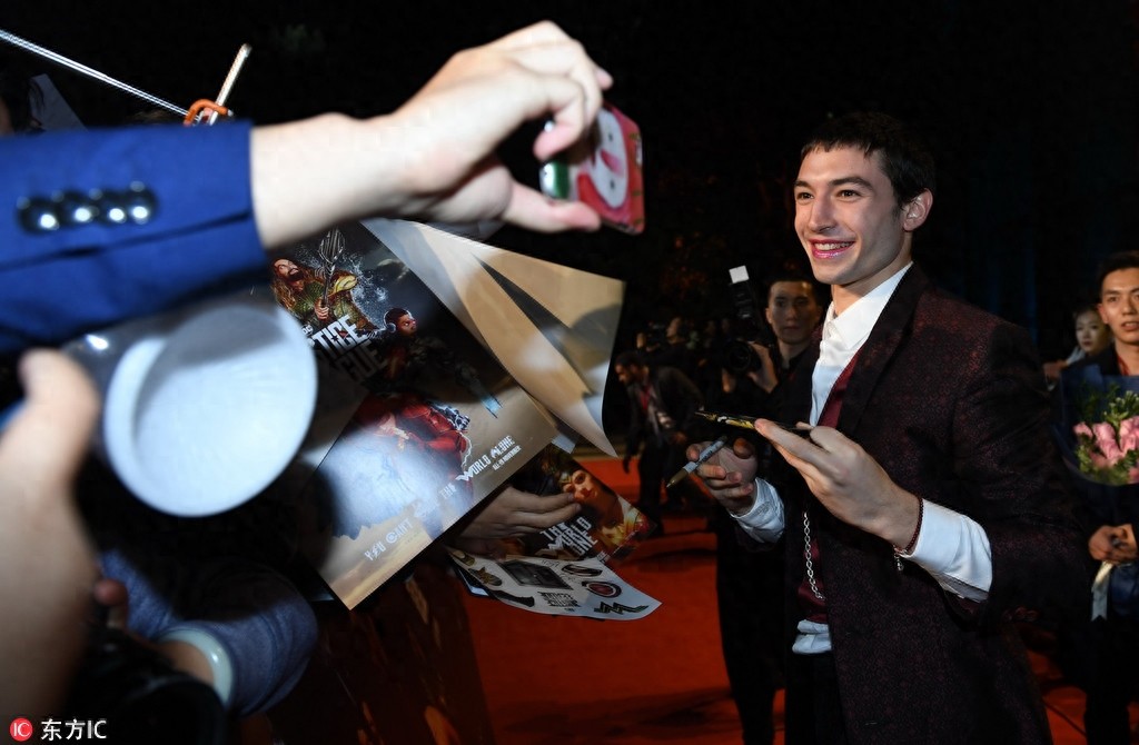 “神奇女侠”盖尔加朵吊带裙露傲人身材，海王长发飘逸似徐锦江