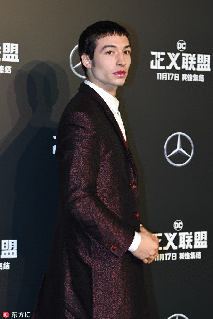 “神奇女侠”盖尔加朵吊带裙露傲人身材，海王长发飘逸似徐锦江