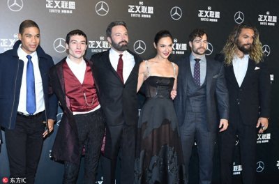 ​“神奇女侠”盖尔加朵吊带裙露傲人身材，海王长发飘逸似徐锦江