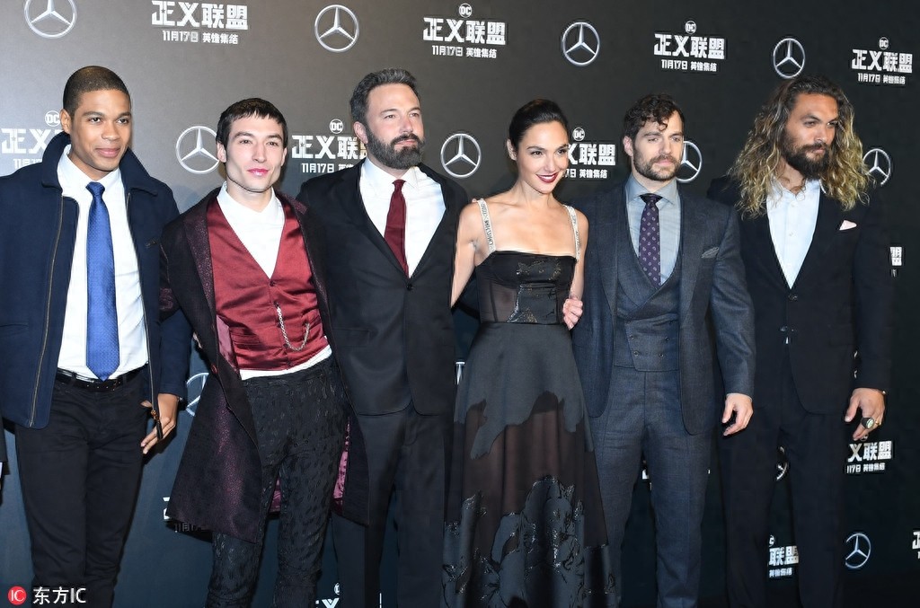 “神奇女侠”盖尔加朵吊带裙露傲人身材，海王长发飘逸似徐锦江