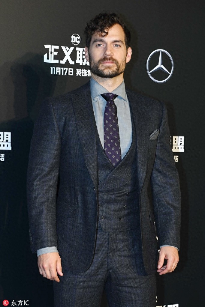 “神奇女侠”盖尔加朵吊带裙露傲人身材，海王长发飘逸似徐锦江