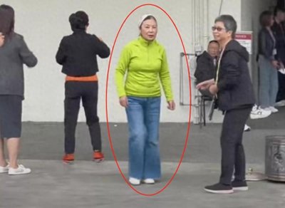 ​娱乐圈最大的笑话，一个连走路都费劲的歌手，77岁还开演唱会捞金