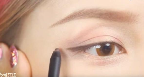 外双眼皮怎么化妆好看 双眼皮眼线画法步骤 外双眼皮怎么化妆好看 双眼皮眼线画法步骤