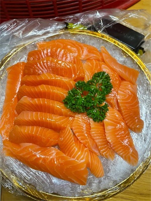 三文鱼和虹鳟鱼刺身（三文鱼肉和虹鳟鱼肉的区别图）