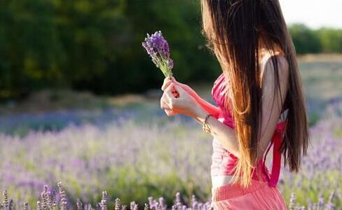 看女生对牵手是否排斥