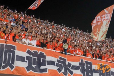 ​湖北绿茵吧助威团：佛系看球 激情助威 顺逆永相随