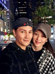 ​丁子峻妻子气质抢镜，和弟媳杨千嬅同框都不输，穿衣挺有品质的