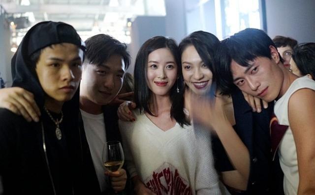 章泽天为什么是网红照妖镜？看完合照你就知道，网友：脸P歪了！