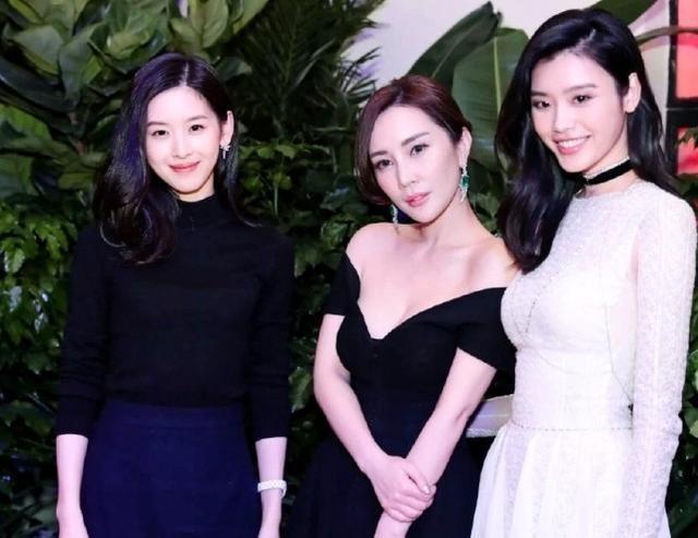 章泽天为什么是网红照妖镜？看完合照你就知道，网友：脸P歪了！