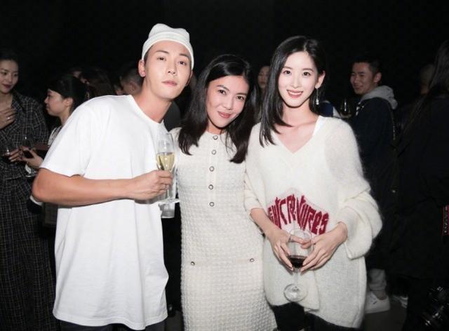 章泽天为什么是网红照妖镜？看完合照你就知道，网友：脸P歪了！