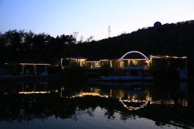 ​天色渐渐暗了下来 灯光亮了起来