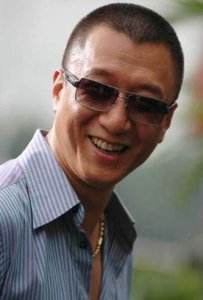 ​49岁孙红雷娇妻曝光，肤白貌美天使下凡，网友：终于还是藏不住