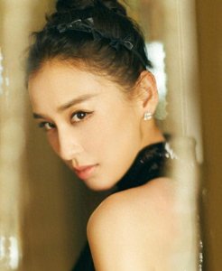 ​女星黄圣依穿吊颈黑短裙，白皙修长美腿凸显，典雅高贵，娇艳妩媚