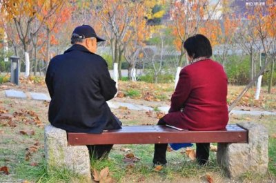 ​想要说爱不容易？看相差10岁的老两口如何拥抱爱情