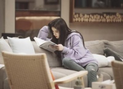 ​被鞠婧祎的“麻雀脚”惊到了！当她抬脚的那一刻，真怕拖鞋掉下来