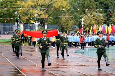 ​激情与汗水共绘青春画卷 新迎中学举办第二十九届田径运动会