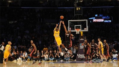 ​科比最后一刻绝杀了韦德：十五年前的巅峰竞赛，与湖人再次崛起！