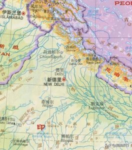 ​印度首都德里包括旧德里和新德里，街头随处可见嘟嘟车、牛和野狗