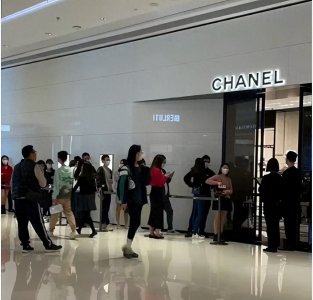 ​“精致穷：月薪5千买5万的香奈儿”，无数年轻女孩陷入消费陷阱