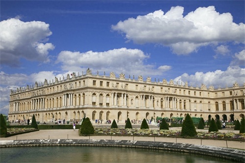 位于法国巴黎西南郊外伊夫林省省会凡尔赛镇，是巴黎著名宫殿之一