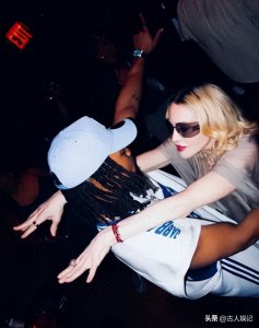 ​66岁麦当娜被29岁黑人男友抱腿上，白到发光还无皱纹，却引发争议