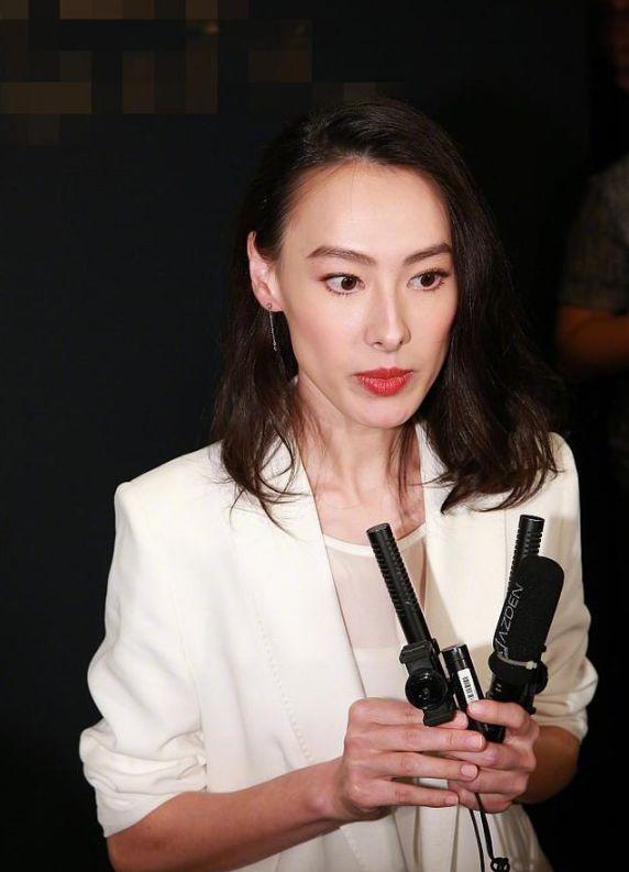 梁洛施瘦到两颊凹陷，30岁年龄40岁脸！和当初的她差太远了吧